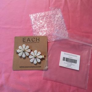 NWT Each Beautiful Flower Barrette Set